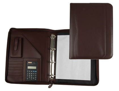 ARTESANIA - CARPETA PORTAFOLIOS MARRON 260X355 MM CREMALLERA 4 ANILLAS 40 MM CALCULADORA CON BOLSA PARA MOVIL (Ref.45-848)