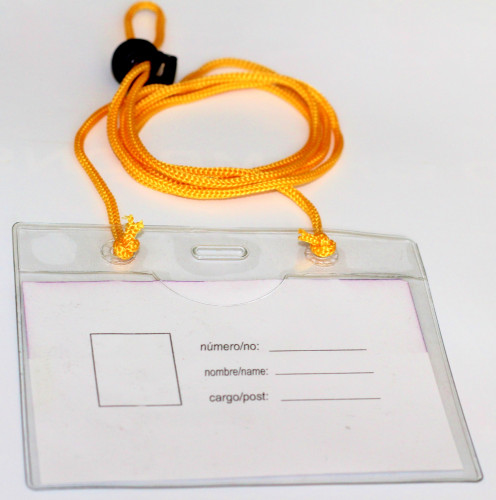 IBERPLAS - CAJA 50 FUNDAS IDENTIFICACION PVC APAISADO 70X105MM CON CORDON + BOLA AJUSTABLE (Ref.1077CO50)