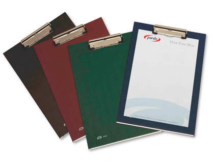 [2150250] PARDO - PORTANOTAS CARTON FORRADO PVC FOLIO CON PINZA METALICA BURDEOS (Ref.82002)