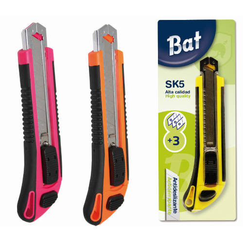 BISMARK - CUTTER ERGONOMICO ANTIDESLIZANTE + 3 CUCHILLAS ALTA CALIDAD COLORES SURTIDOS (Ref.312209)