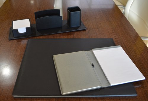 TOMAS CARNERO - CONJUNTO ESCRITORIO ESCRIBANIA POLIPIEL NEGRO (Ref.REF. 37)